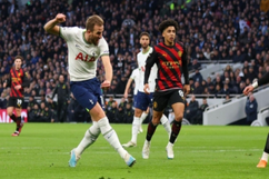 Harry Kane lập kỉ lục ghi bàn, Tottenham đánh bại Man City